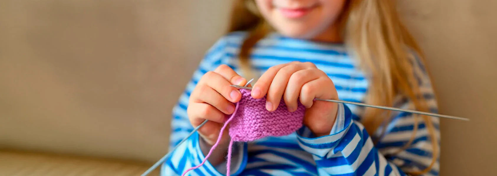 Tejer también educa: beneficios del tejido en la infancia y adolescencia