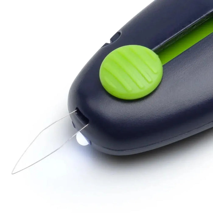 Enhebrador de Agujas con Luz LED y Cortahilos Prym